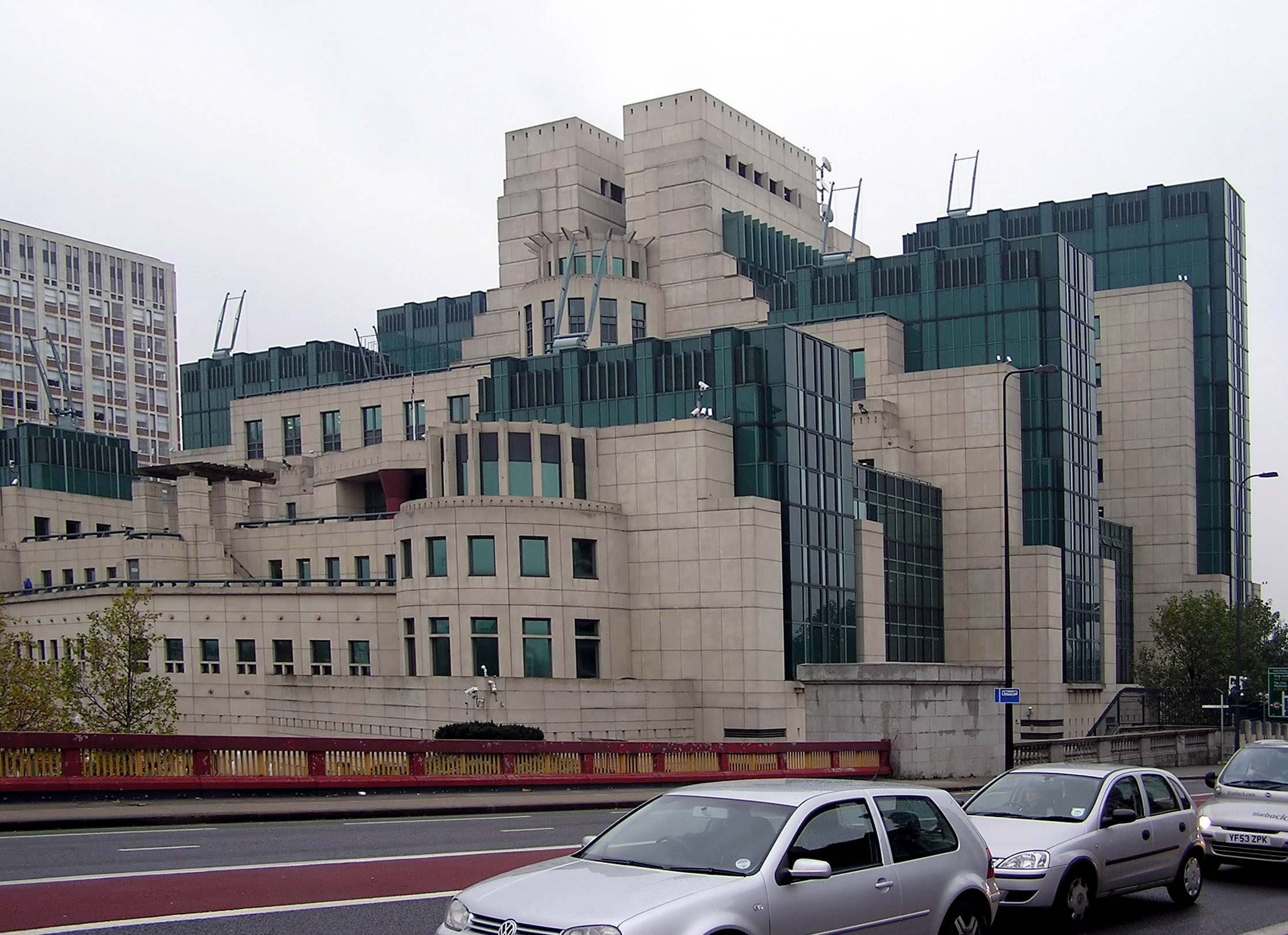 Ми 6 что это за организация. Здание mi6 в Лондоне. Mi 6 Лондон. Здание британской разведки ми-6 в Лондоне. Ми-6 разведка здание.