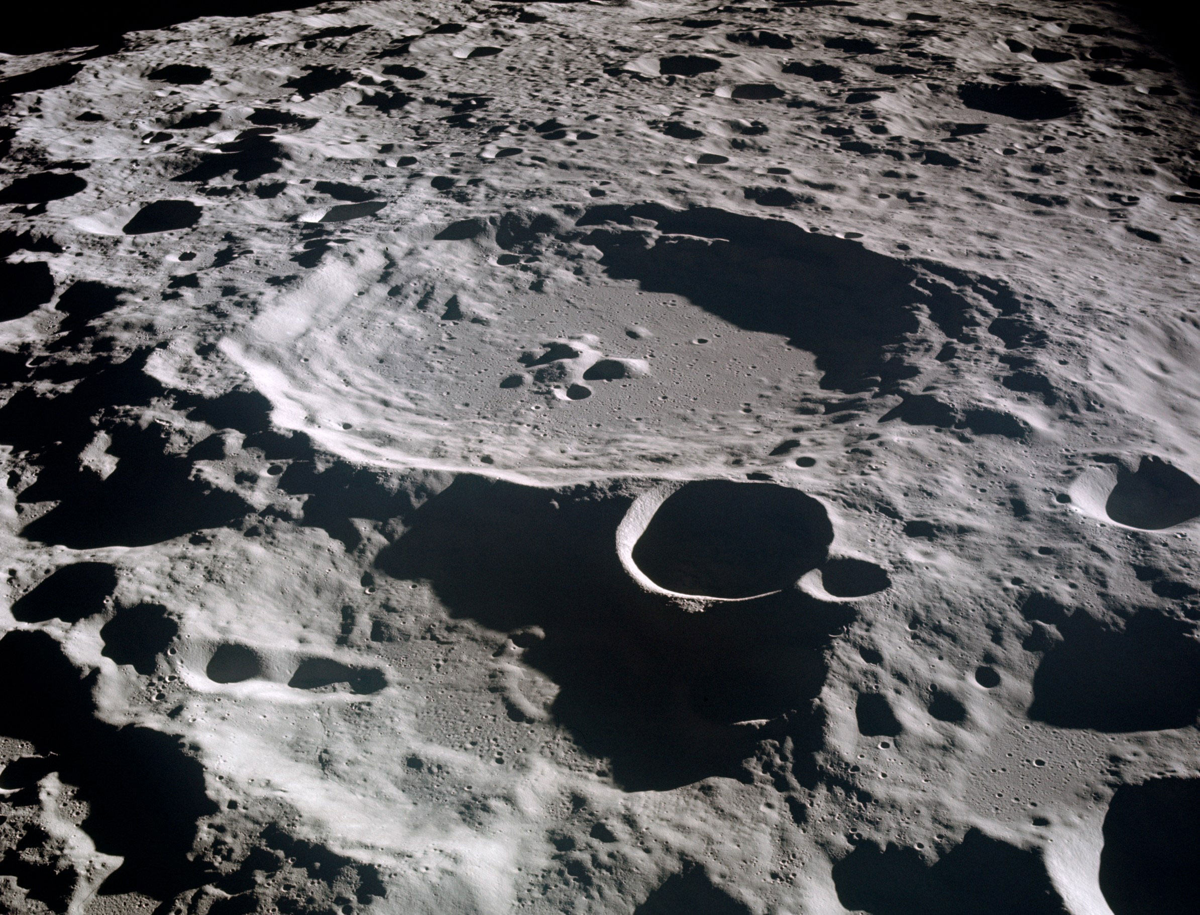 Большой кратер луны. Кратер Ван де Грааф. Кратер Циолковского. Кратер Терешковой на Луне. Луна Спутник земли кратеры.